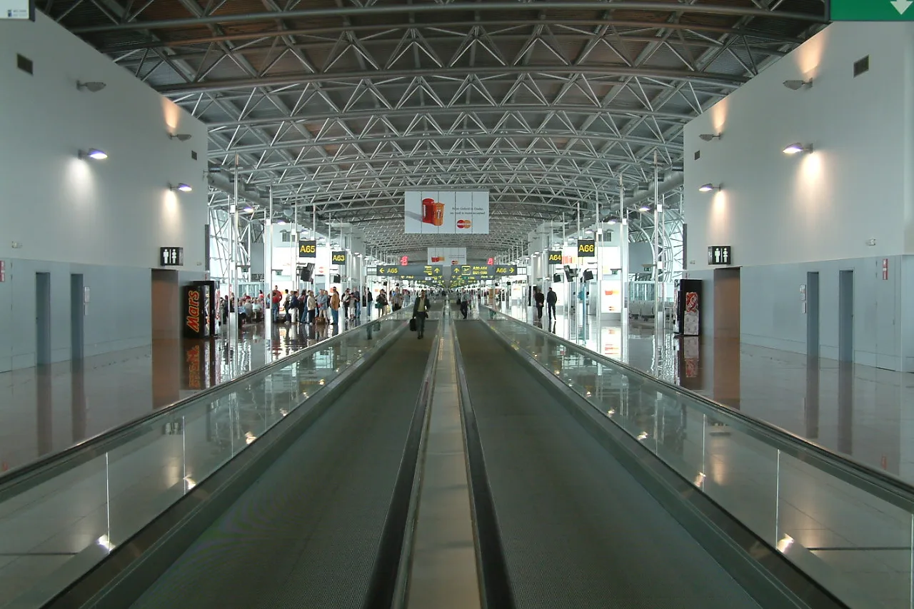 Hall des départs de l'aéroport de Bruxelles-Zaventem — desservi par les taxis RIDE.brussels
