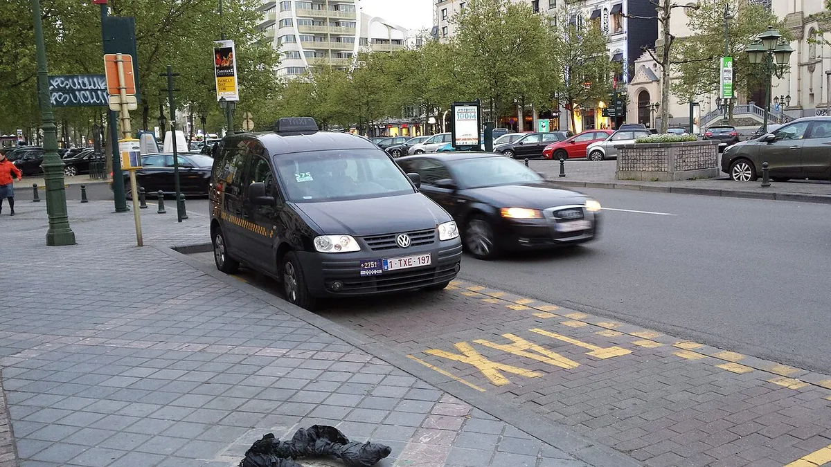 Taxi bruxellois stationné à une borne taxi à Bruxelles, prêt pour un transfert vers l'aéroport