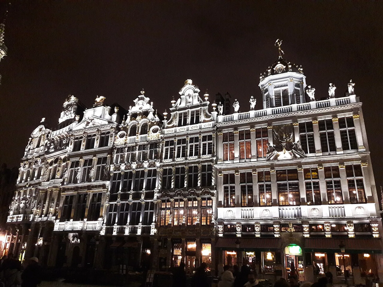 Grand-Place de Bruxelles de nuit — zone desservie par le taxi RIDE.brussels
