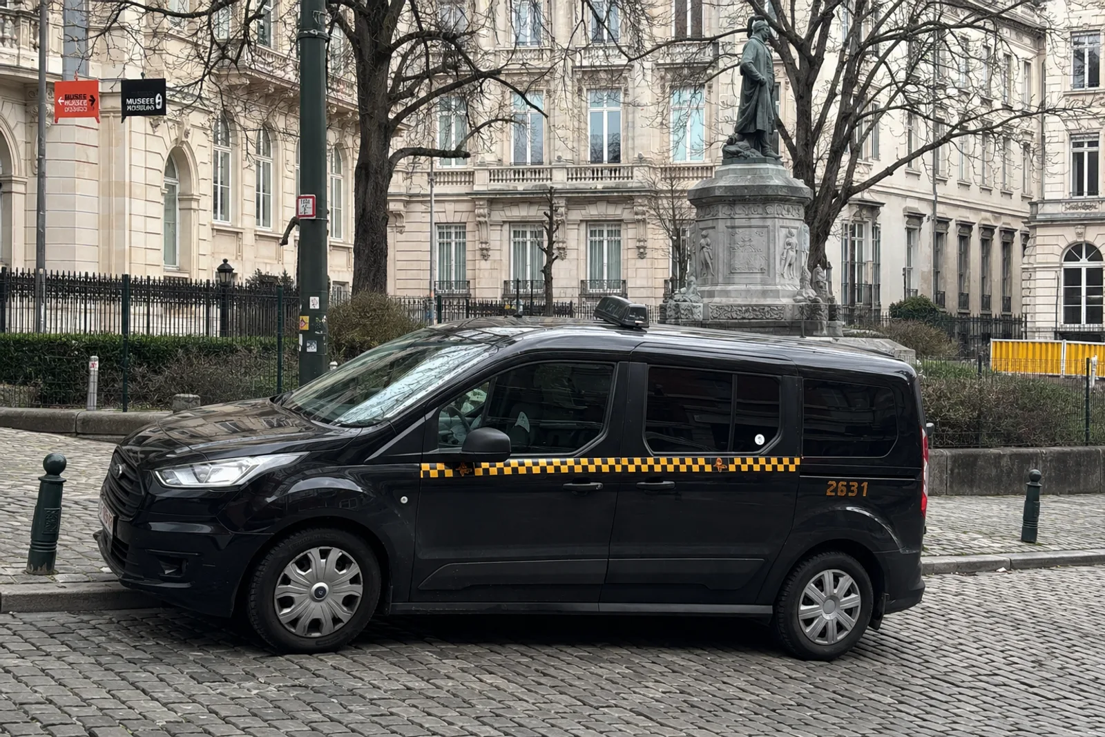 Taxi RIDE.brussels — Ford Tourneo noir avec damier officiel à Bruxelles