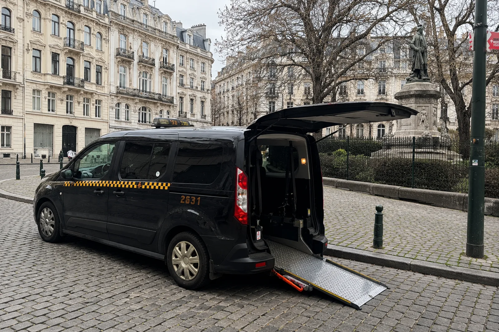 Taxi PMR Bruxelles RIDE.brussels — rampe d'accès déployée à l'arrière du véhicule pour fauteuil roulant